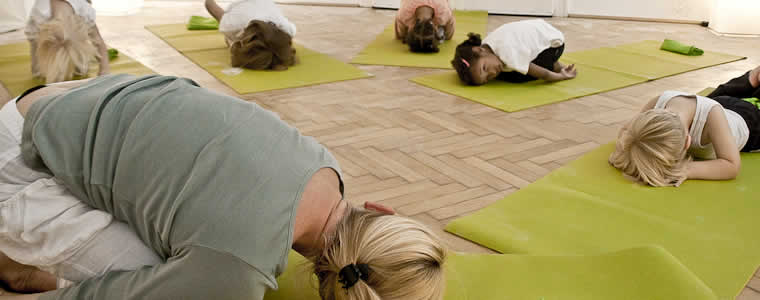 Kinder beim Yoga